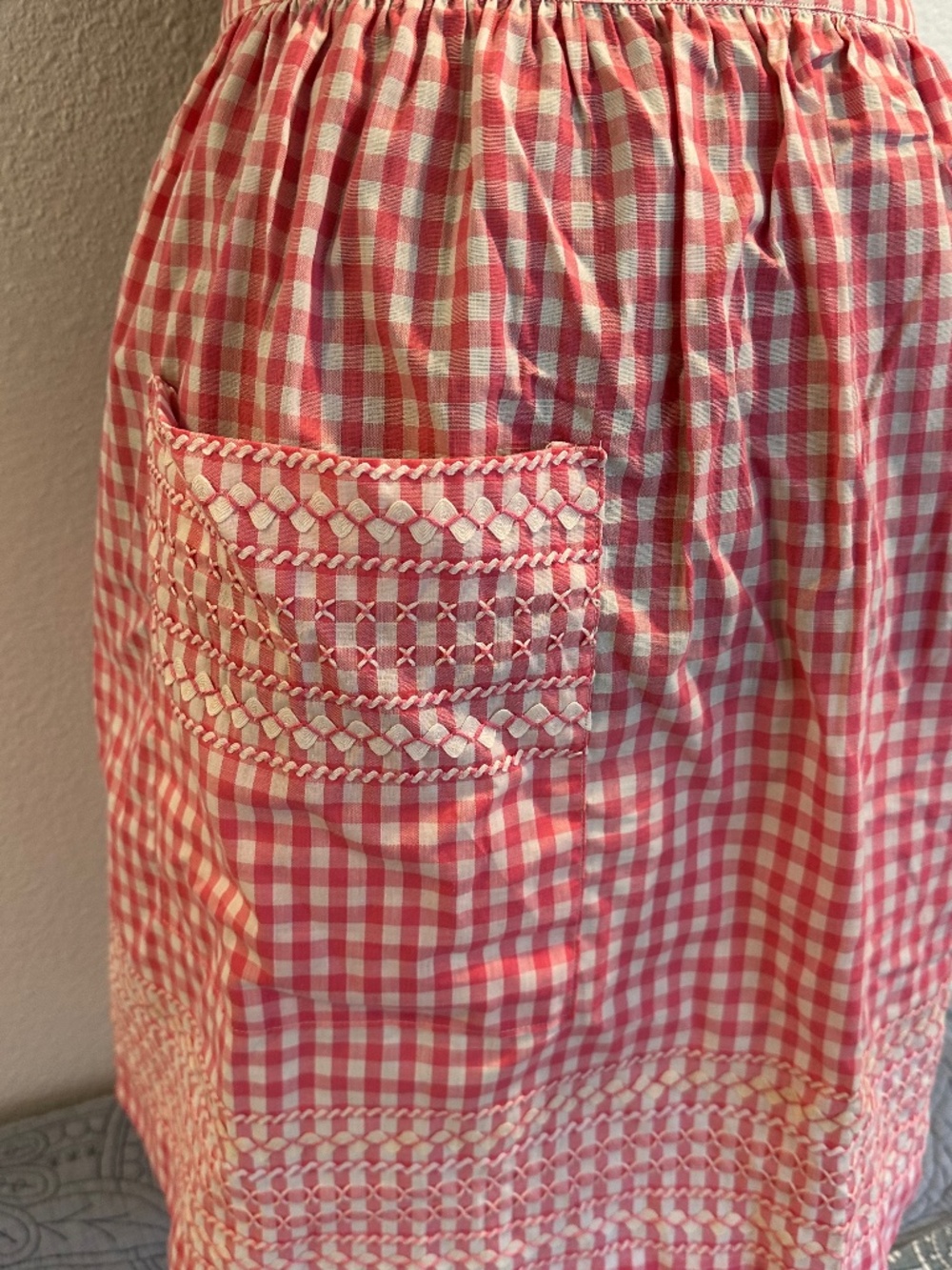 VINTAGE PINK GINGHAM EMBROIDERED APRON - Picture 2 of 6